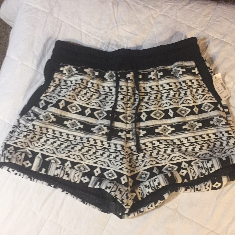 Maurice aztec black and white shorts